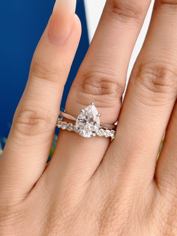 A Guide to Pear Shaped Engagement Rings | Icing On The Ring
